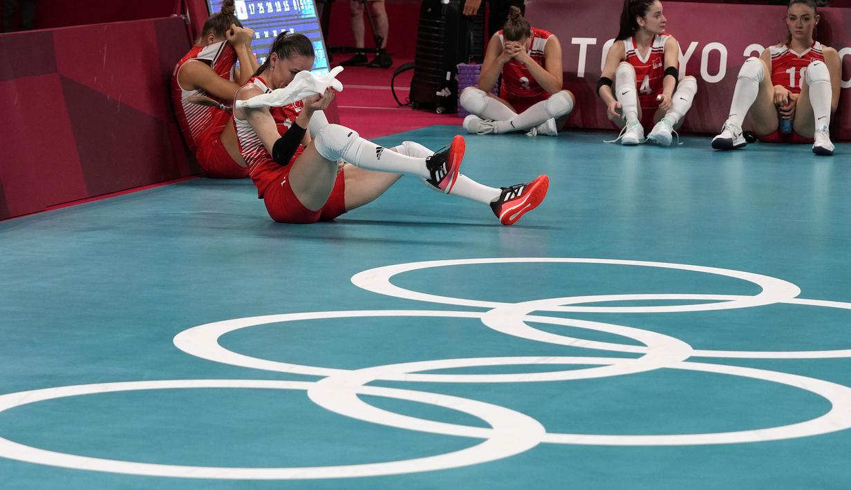 Reaksi para pemain Turki setelah timnya kalah dari Korea Selatan dalam pertandingan perempat final bola voli putri di Olimpiade Musim Panas 2020 di Tokyo, Jepang, Rabu (4/8/2021). Turki kalah 2-3 (25-17, 17-25, 26-28, 25-18, 13-15) atas Korea Selatan. (AP Photo/Frank Augstein)
