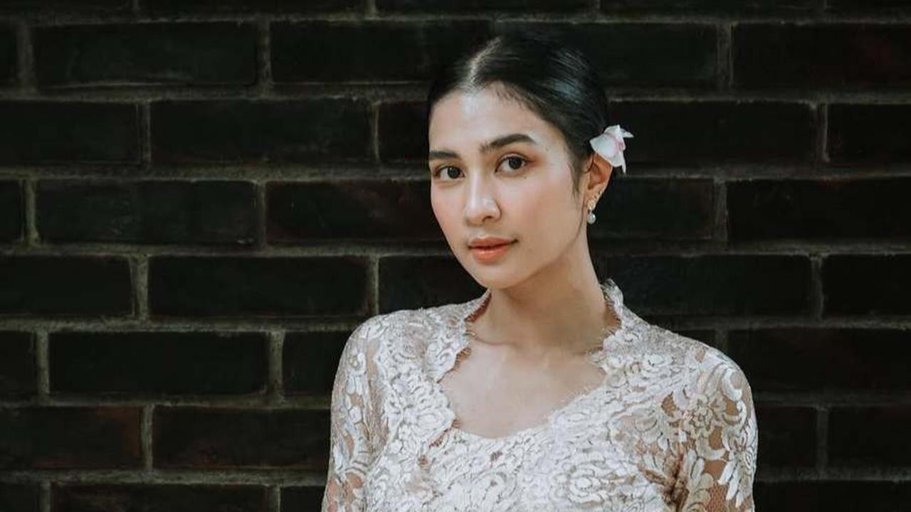 8 Potret Mikha Tambayong Kenakan Kebaya Bali, Tampil Cantik dan Anggun