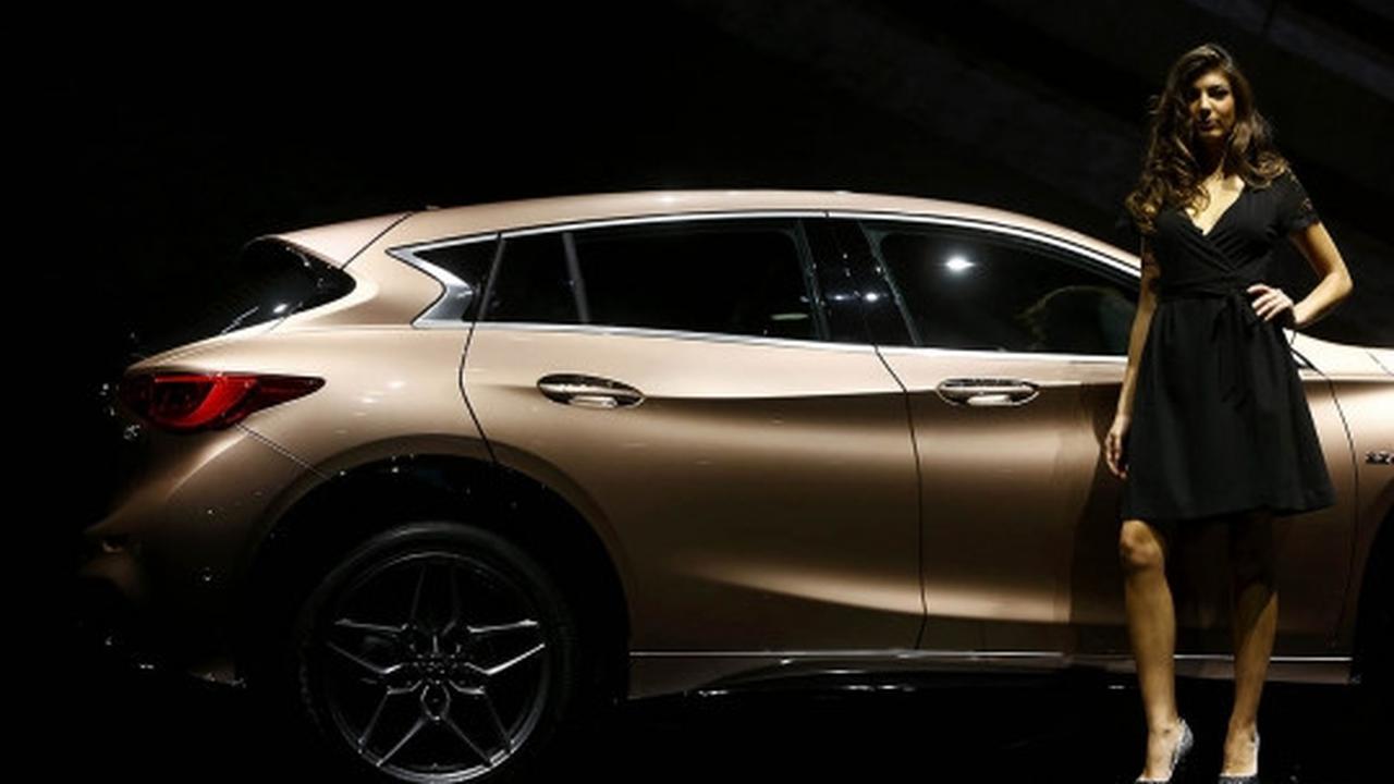 Deretan model cantik dan seksi pemanis Frankfurt Motor Show