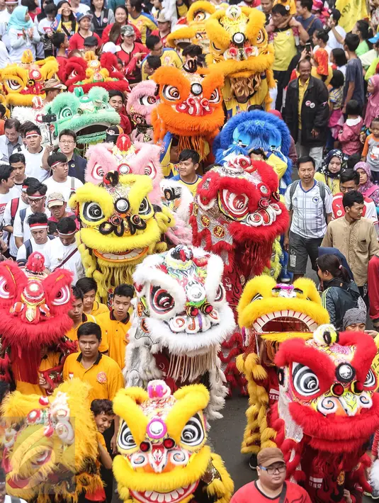 Parade Barongsai memeriahkan iring-iringan massa parade kebudayaan 'Aksi Kita Indonesia' dari Sudirman menuju Bundaran HI, Jakarta, Minggu (4/12). Aksi "Kita Indonesia" diisi pertunjukan kesenian budaya. (Liputan6.com/Fery Pradolo)