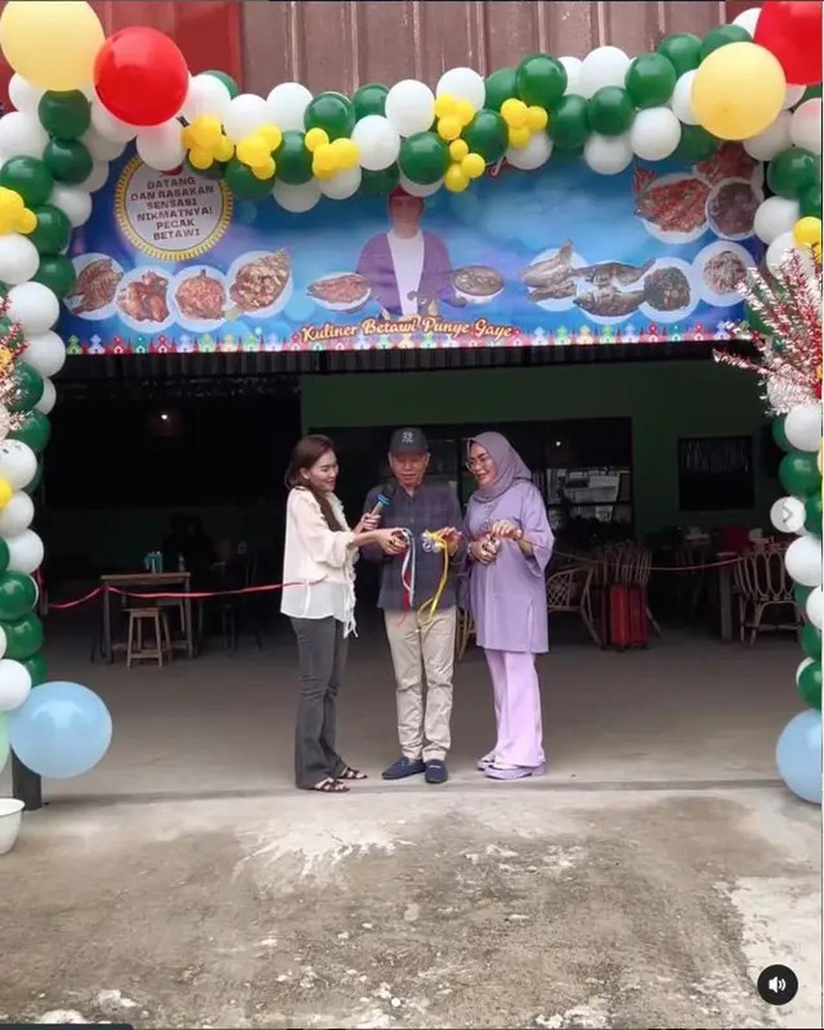 6 Potret Ayu Ting Ting di Pembukaan Cabang Warung Makan Ayah Ojak, Beri Dukungan