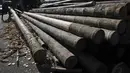 Pohon pinang yang memiliki ketinggian 10-15 meter ini dijual mulai dari Rp 500.000 hingga Rp 1.500.000 untuk tiap batangnya. (Liputan6.com/Johan Tallo)
