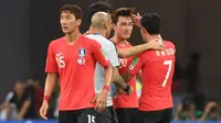 Bek Timnas Korea Selatan, Jang Hyun-soo (tengah), dihibur rekan-rekannya seusai melawan Meksiko, Sabtu (23/6/2018). (AFP/Khaled Desouki)