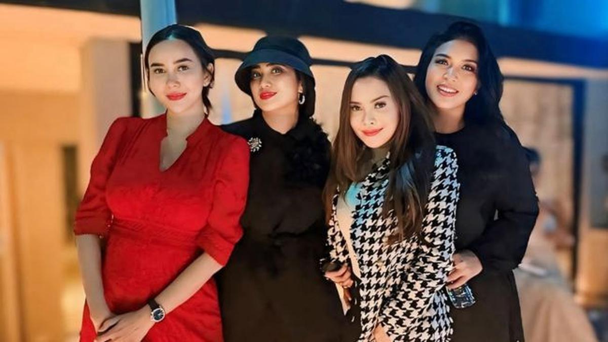 Potret Perayaan Ulang Tahun Aura Kasih yang ke-38, Hangat Ditemani Sahabat