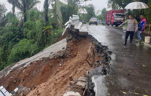 Tembok Penahan Tanah (TPT) 'Jabar Istimewa' di Kampung Langkob, Desa Nyalindung, longsor setelah diguyur hujan deras. (Liputan6.com/ Fira Syahrin)
