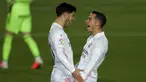 Gelandang Real Madrid, Marco Asensio (kiri) berselebrasi dengan rekannya Lucas Vazquez usai mencetak gol ke gawang Celta Vigo pada pertandingan lanjutan La Liga Spanyol di stadion Alfredo Di Stefano, Minggu (3/1/2021). Madrid menang atas Celta Vigo 2-0. (AP Photo/Manu Fernandez)