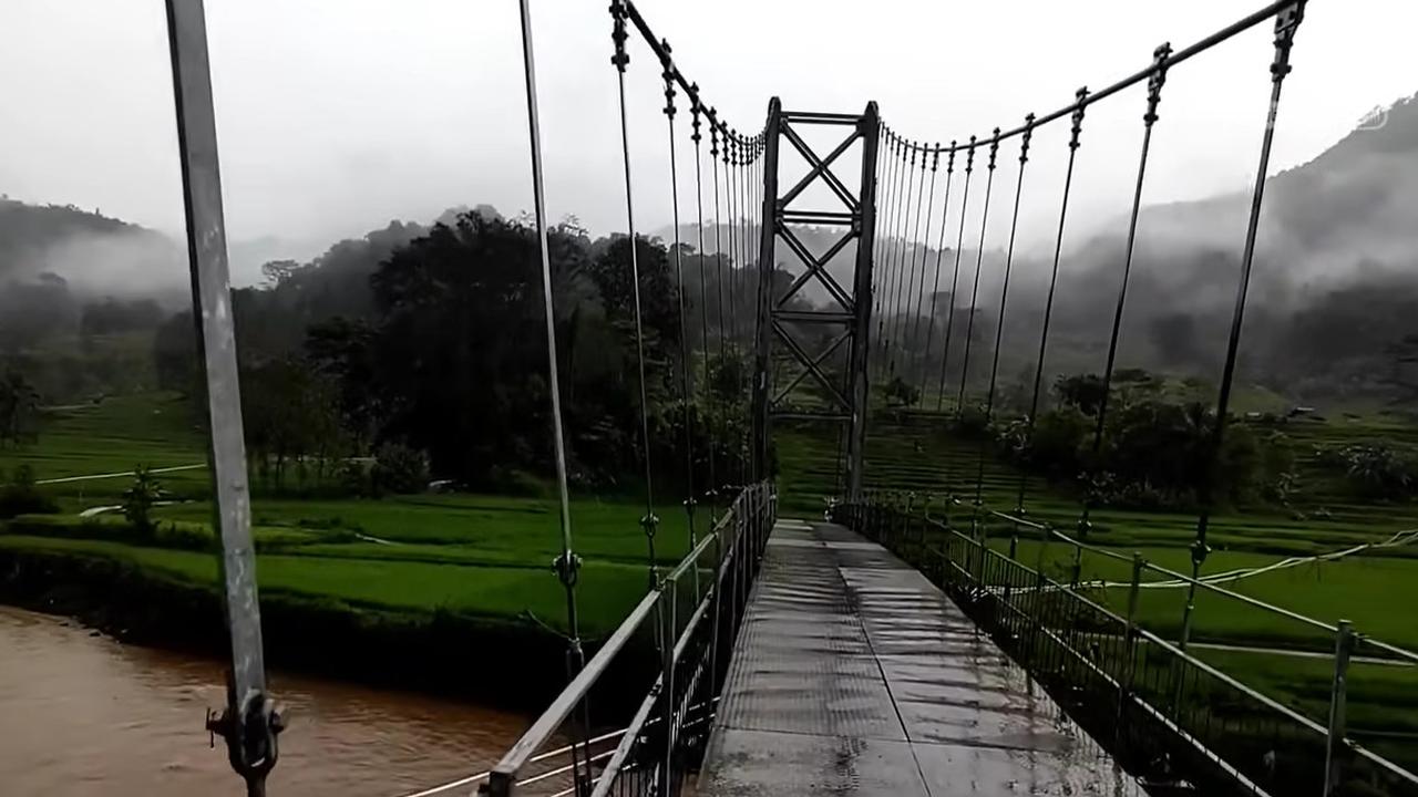 Kecamatan Indah Itu Bernama Peundeuy, Melihat Bukit yang Diselimuti Kabut hingga Curug di Pinggir Jalan