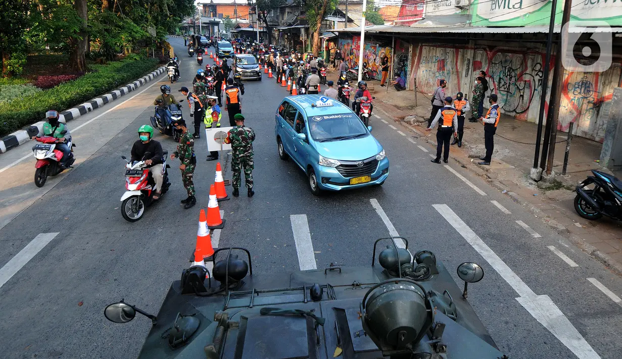Suasana kanalisasi pos penyekatan PPKM Darurat di Jalan Raya Lenteng Agung, Jakarta, kamis (8/7/2021). Kanalisai bagi pekerja esensial dan kritikal tesebut mengurangi kemacetan arus lalu lintas dalam mengurangi mobilitas warga di masa PPKM Darurat. (merdeka.com/Arie Basuki)