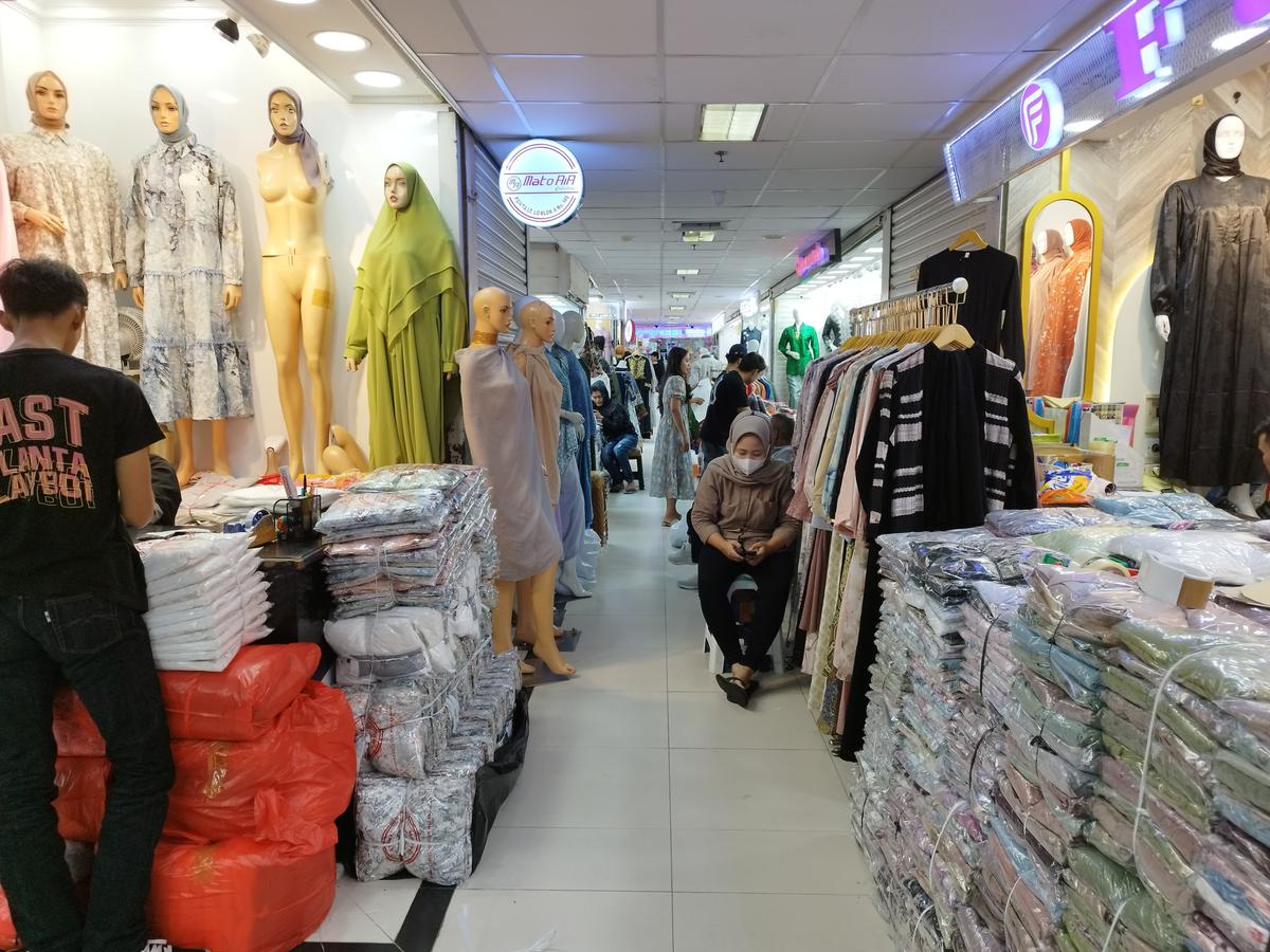 Pasar Tanah Abang sepi pembeli jelang lebaran 2025