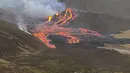 Lava yang mengalir dari gunung berapi Fagradalsfjall yang meletus sekitar 40 km sebelah barat ibu kota Islandia, Reykjavik, pada Sabtu (20/3/2021). Sebuah gunung berapi di dekat ibu kota Islandia meletus pada hari Jumat, 19 Maret. (Icelandic Coast Guard via AP)