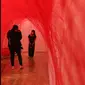 Pengunjung melihat karya seni instalasi yang ditampilkan dalam pameran bertajuk The Soul Trembles di Museum Modern and Contemporary Art in Nusantara (MACAN), Jakarta, Selasa (3/01/2023). Pameran tunggal karya perupa asal Jepang, Chiharu Shiota itu akan dibuka untuk publik mulai 26 November 2022 hingga 20 April 2023. (Liputan6.com/Herman Zakharia)