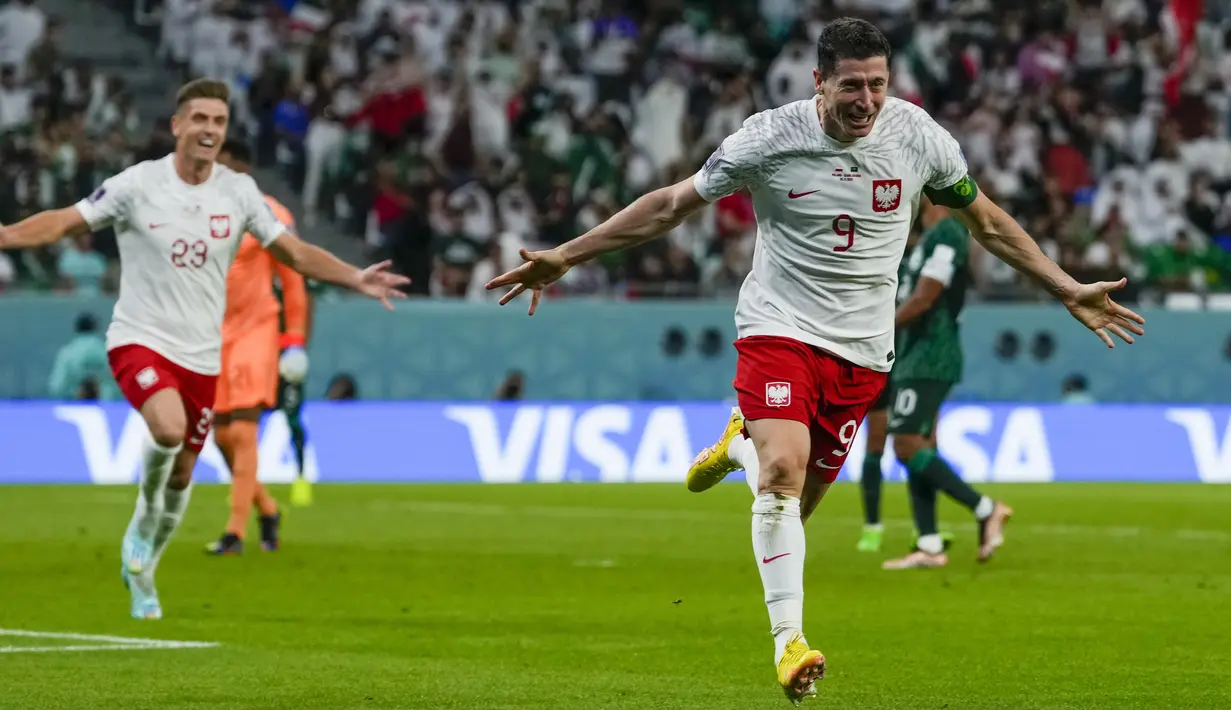 <p>Penyerang Polandia, Robert Lewandowski berselebrasi usai mencetak gol ke gawang Arab Saudi selama pertandingan grup C Piala Dunia 2022 Qatar di Education City Stadium di Al Rayyan, Qatar, Sabtu (26/11/2022). Polandia menang atas Arab Saudi dengan skor 2-0. (AP Photo/Manu Fernandez)</p>