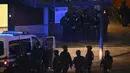 Polisi bersenjata di dekat lokasi penembakan di Hamburg, Jerman setelah satu atau lebih orang melepaskan tembakan di sebuah gereja, Kamis (9/3/2023). Surat kabar Bild melaporkan, insiden ini terjadi sekitar pukul 9 malam saat para korban berada di Gereja Saksi-saksi Yehuwa. (Jonas Walzberg/dpa via AP)