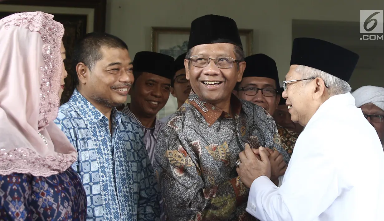 Calon wakil presiden Ma'ruf Amin disambut Mantan Ketua MK, Mahfud MD dan Putri Presiden keempat RI Abdurrahman Wahid atau Gus Dur, Yenny Wahid setibanya di kawasan Ciganjur, Jakarta,  Rabu (26/9). (Liputan6.com/Herman Zakharia)