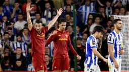 Pemain AS Roma merayakan kemenangan atas Real Sociedad pada babak 16 besar leg kedua di Stadion Reale Arena, Jumat (17/3/2023). Hasil ini mengantar Roma ke babak perempat final dengan agregat 2-0.(AP Photo/Alvaro Barrientos)