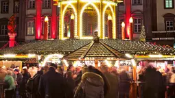 Pengunjung bermain komedi putar saat mengunjungi pasar Natal tradisional di Kota Tua Heidelberg, Jerman, Selasa (4/12). (AP Photo/Michael Probst)