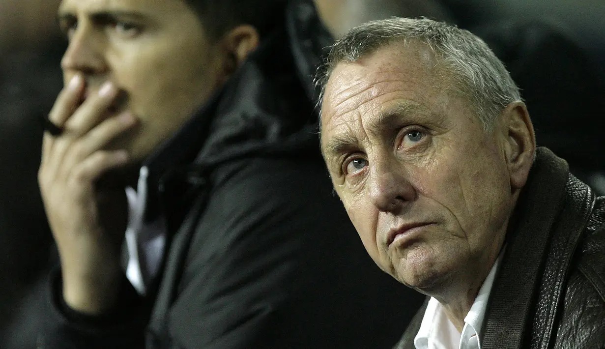 Johan Cruyff. Sebagai pemain, ia memperkuat Barcelona selama 5 musim, mulai 1973/1974 hingga 1977/1978. Diberi kesempatan melatih Barcelona selama 8 musim, mulai 1988/1989 hingga 1995/1996. Ia sukses mempersembahkan 4 gelar LaLiga beruntun, mulai 1990/1991 hingga 1993/1994. (AFP/Josep Lago)