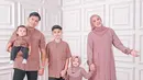 Sonny Septian dan Fairuz A Rafiq jadi brand ambassador brand modest wear Ethica Group. Untuk koleksi Raya 2023, merek asal Bandung tersebut membuat koleksi set sarimbit untuk gaya serasi bareng keluarga.