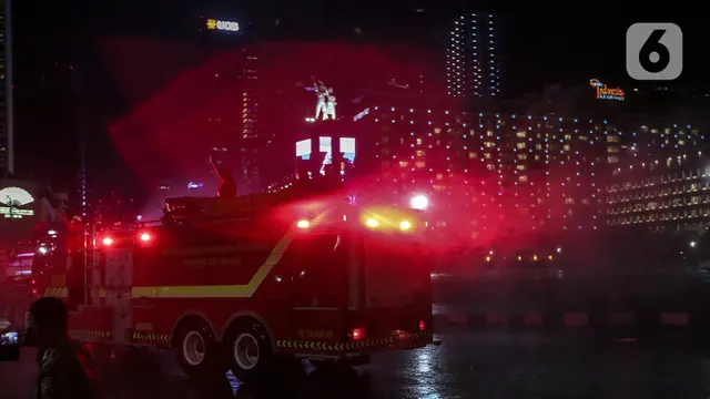 FOTO: Malam Tahun Baru, Jalan Jenderal Sudirman-MH Thamrin Disemprot Disinfektan