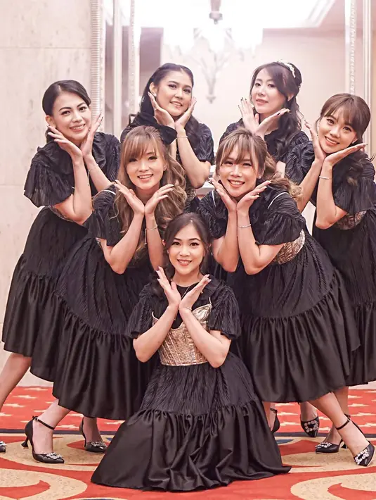 Bersama ketujuh anggotanya, dalam setiap penampilannya Chibi Chibi selalu tampil kompak mengenakan kostum. Baik itu dress, hingga setelan lainnya yang tetap terlihat feminim. Banyak netizen dan penggemar yang selalu memuji setiap gayanya yang menawan. (Liputan6.com/IG/@chibichibi.idn)