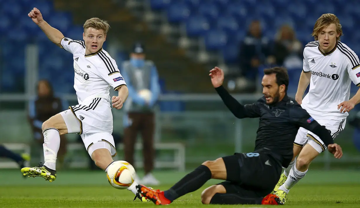 Pemain Lazio, Santiago Gentiletti berusaha melewati hadangan pemain Rosenborg, Fredrik Midtsjo pada laga Liga Europa di Stadion Olimpico, Italia, Kamis (22/10/2015). (Reuters/Tony Gentile)