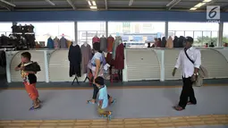 Pengunjung melintasi sejumlah kios pedagang di Skybridge atau jembatan multiguna Tanah Abang, Jakarta, Selasa (11/12). Sejumlah kios masih terlihat tutup. (Merdeka.com/Iqbal Nugroho)
