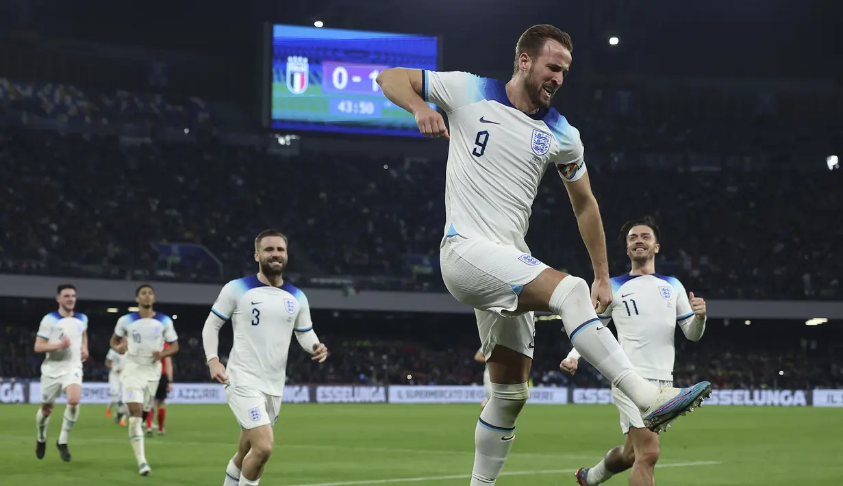 Pemain Timnas Inggris, Harry Kane melakukan selebrasi setelah mencetak gol kedua timnya melalui tendangan penalti saat Kualifikasi Euro 2024 melawan Italia di Stadion Diego Armando Maradona, Napoli, Italia, Jumat (24/03/2023) WIB. The Three Lions sukses meraih kemenangan 2-1. (AP Photo/Lapresse/Alessandro Garofalo)