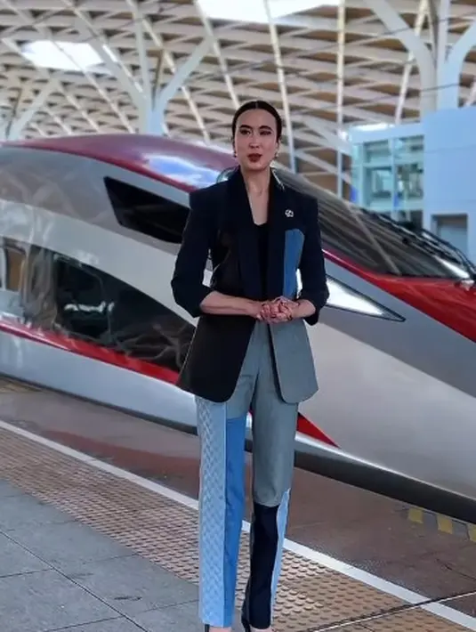 Menpar Widi Wardhana kenakan setelan jas biru navy abu-abu multimotif dipadu dengan tanktop hitam [@widi.wardhana]