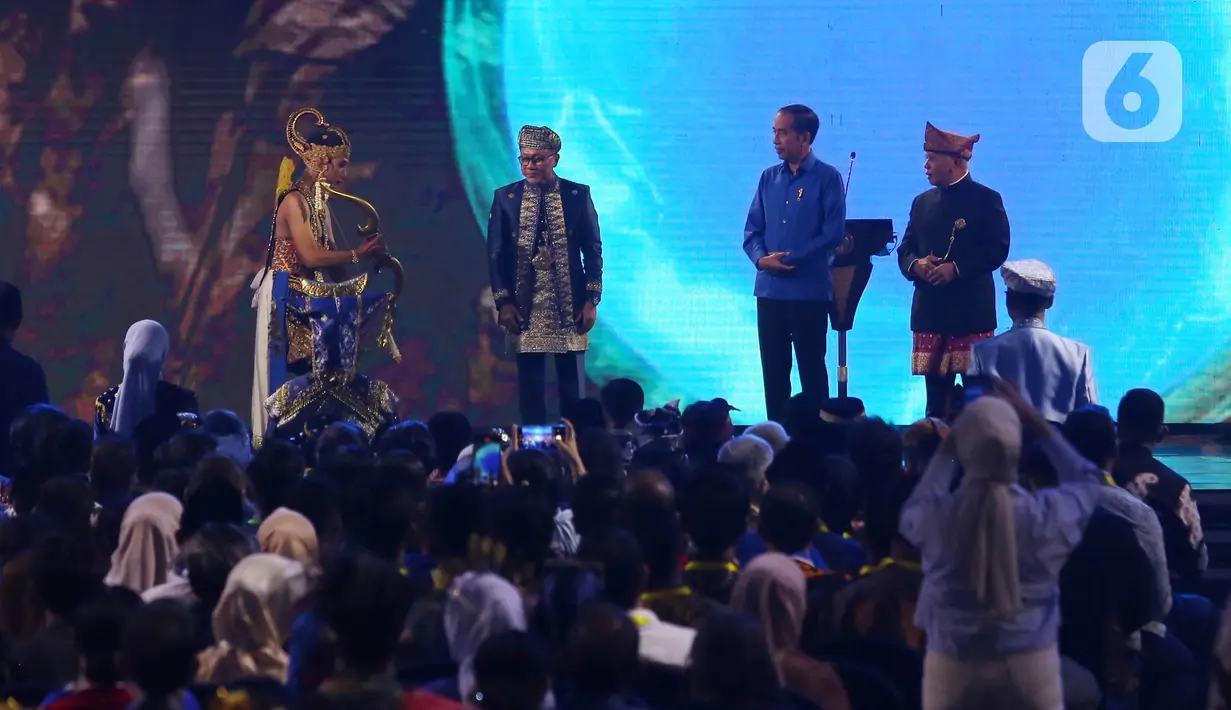 Mengenakan kemeja biru Presiden Joko Widodo (ketiga kiri) menghadiri pembukaan Kongres ke-6 Partai Amanat Nasional (PAN) di Jakarta. (Liputan6.com/Angga Yuniar)