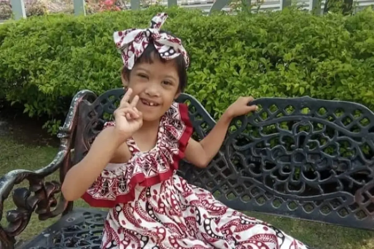 Nuzulis Sakinah penyandang down syndrome dari Gresik, Jawa Timur.