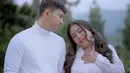 Dalam unggahannya, Anisa dan Edwin tampak mesra dalam balutan konsep prewedding bernuansa alam. Mereka berpose romantis di tengah pemandangan hijau yang asri dan penuh kehangatan. Kesan intim dan elegan terpancar dari setiap foto yang dibagikan kepada publik. (Liputan6.com/IG/@anisa_bahar_new)