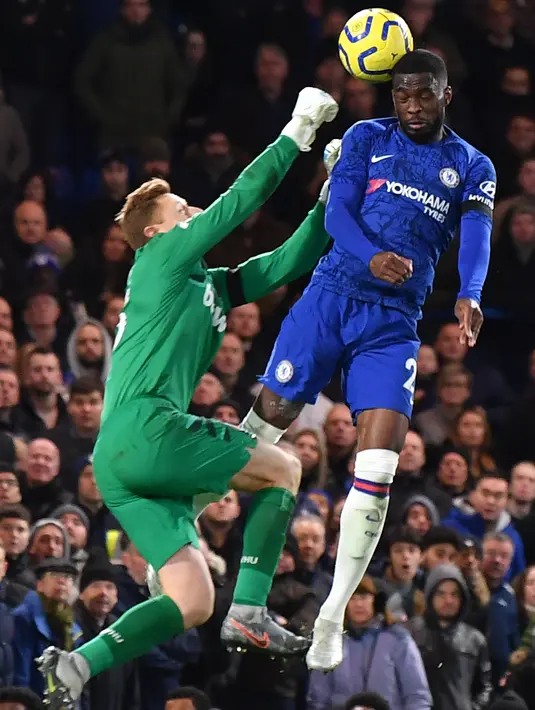 Chelsea, Fikayo Tomori berusaha menyundul bola dari hadangan kiper West Ham, David Martin dalam pertandingan Liga Inggris di Stamford Bridge di London pada 30 November 2019.  Tomori meneken kontrak peminjaman selama enam bulan dengan nilai 1 juta euro. (AFP/ Ben Stansall)