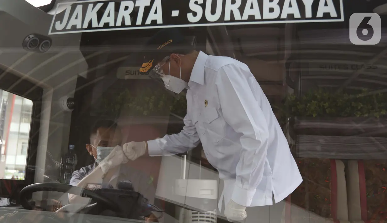 Menhub Budi Karya Sumadi mengecek kesiapan salah satu bus di Terminal Bus Terpadu Pulo Gebang, Jakarta, Kamis (31/12/2020). Sebelumnya Menhub Budi Karya Sumadi bersama Wagub DKI Jakarta Ahmad Riza Patria meresmikan sistem tiket elektronik Terminal Pulo Gebang. (Liputan6.com/Helmi Fithriansyah)