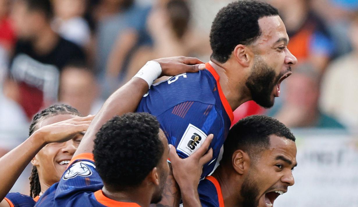 Memphis Depay melakukan selebrasi setelah mencetak gol ke gawang Lithuania dalam lanjutan kualifikasi Piala Dunia 2026 yang digelar pada Minggu (7/9/2025) malam. (AP Photo/Mindaugas Kulbis)