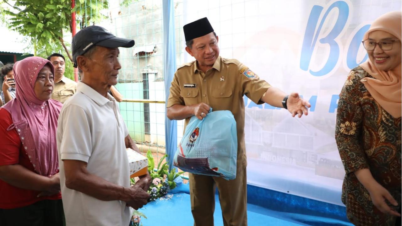HUT Ke-15 BNPP, Mendagri selaku Kepala BNPP Bagikan 2.000 Paket Sembako kepada Warga Tanah Tinggi