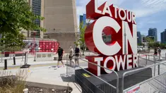 Sejumlah pengunjung yang mengenakan masker mengunjungi CN Tower di Toronto, Kanada, pada 15 Juli 2020. Setelah ditutup akibat pandemi COVID-19, CN Tower dibuka kembali untuk umum mulai Rabu (15/7), dengan pengunjung diwajibkan mengenakan masker atau penutup wajah di dalam menara . (Xinhua/Zou Zheng)