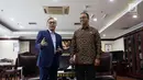 Gubernur DKI Jakarta Anies Baswedan menemui Ketua MPR Zulkifli Hasan di Kompleks Parlemen, Senayan, Jakarta, Kamis (5/7). Dalam pertemuan, Anies melaporkan perkembangan pulau reklamasi usai ditutup Pemprov DKI pada 7 Juni lalu. (Liputan6.com/Johan Tallo)