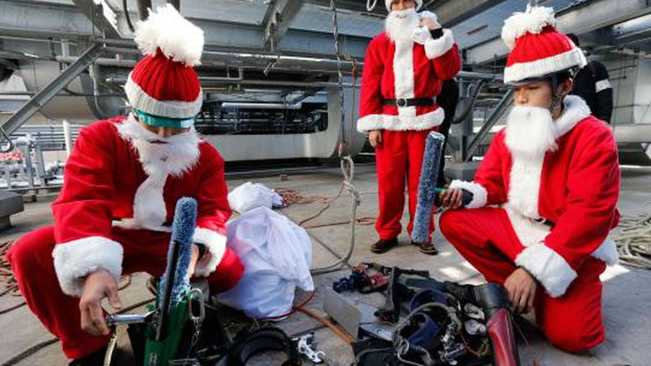 Santa Claus jadi petugas pembersih kaca gedung