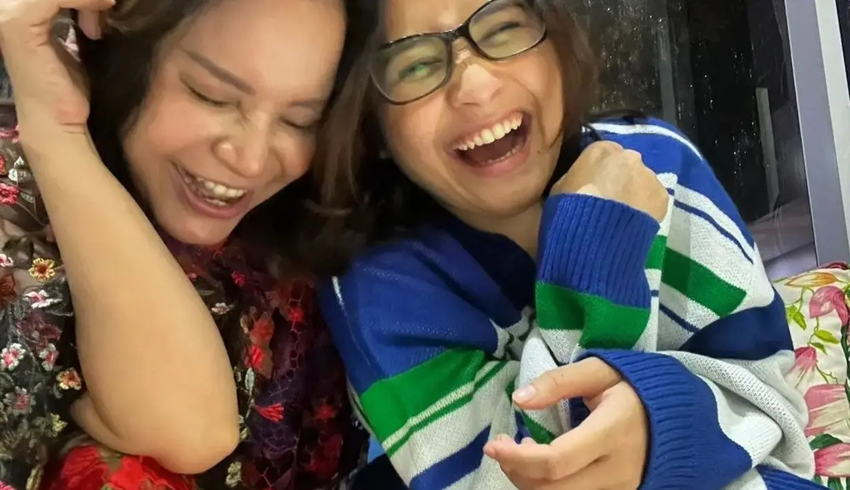 Wajah bahagia terpancar dari keduanya karena bisa sahur bersama [Instagram/itsrossa910]