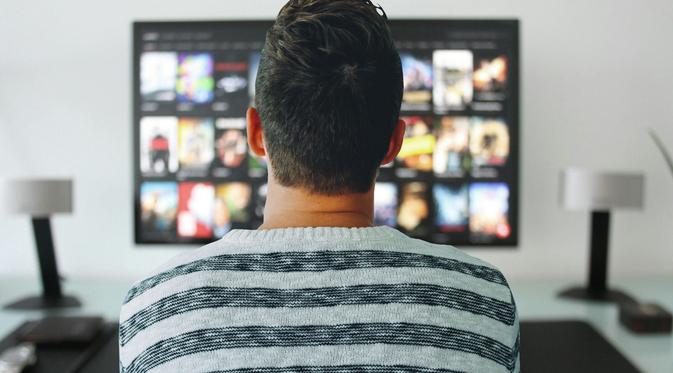 Ilustrasi Menonton TV, Menonton Video. Kredit: Mohamed Hassan from Pixabay