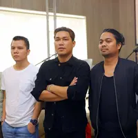 "Makanya kenapa judul albumnya Maju Terus Pantang Mundur ya itu doa. Ini juga statement untuk anak-anak band yang baru untuk bisa terus berkarya aja," lanjut Rizal. (Nurwahyunan/Bintang.com)