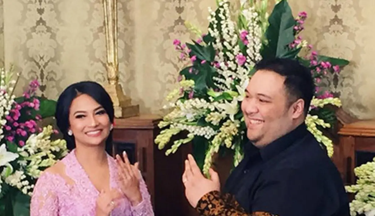Bukan hanya sekedar berpacaran, namun cucuk mantan Presiden Soekarno ini sudah melamar Vanessa. Seperti yang terlihat dalam foto ini, Vanessa yang berkebaya dan Didi yang berbatik, kompak menunjukan cincin mereka. (Instagram/vanessaangelofficial)