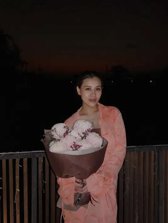 Ibu satu anak ini pulas wajahnya dengan makeup minimalis di hari spesialnya bersama sang suami [@aaliyah.massaid]