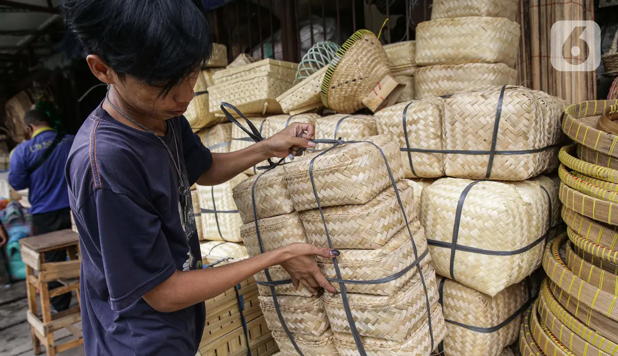 Pedagang merapikan besek bambu di Pasar Jatinegara, Jakarta, Kamis (1/7/2021). Harga satu besek dibandrol mulai dari Rp3.000 hingga Rp6.000 tergantung ukuran besek. (Liputan6.com/Faizal Fanani)