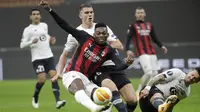 Penyerang AC Milan,  Rafael Leao menendang bola dari kawalan bek Lille, Sven Botman  pada pertandingan H Liga Europa di Stadion San Siro, di Milan, Italia, Kamis (5/11/2020). Lille menang telak atas AC Milan 3-0. (AP Photo/Luca Bruno)