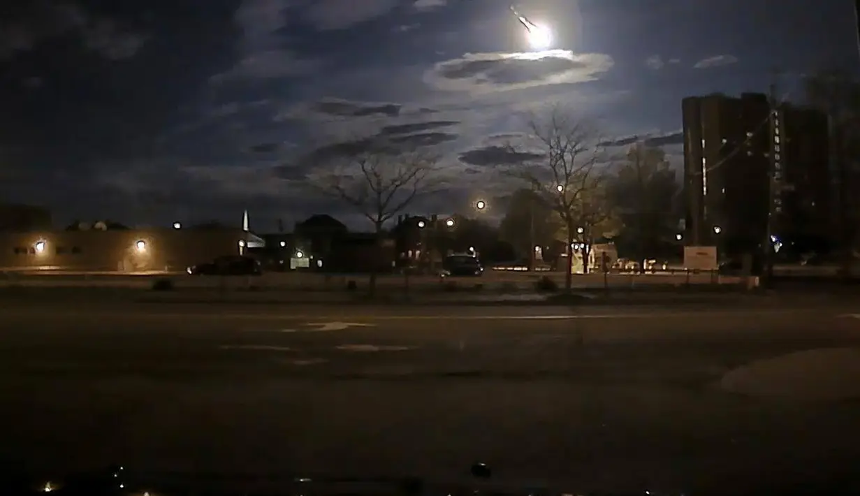 Sebuah meteor melesat di langit Portland dimana seorang sersan Maine berhasil menangkap kilatan cahaya dari langit. Maine berhasil merekam menggunakan video yang ada di dashboard mobil dinasnya. (Courtesy Portland Maine Police Department/Reuters)