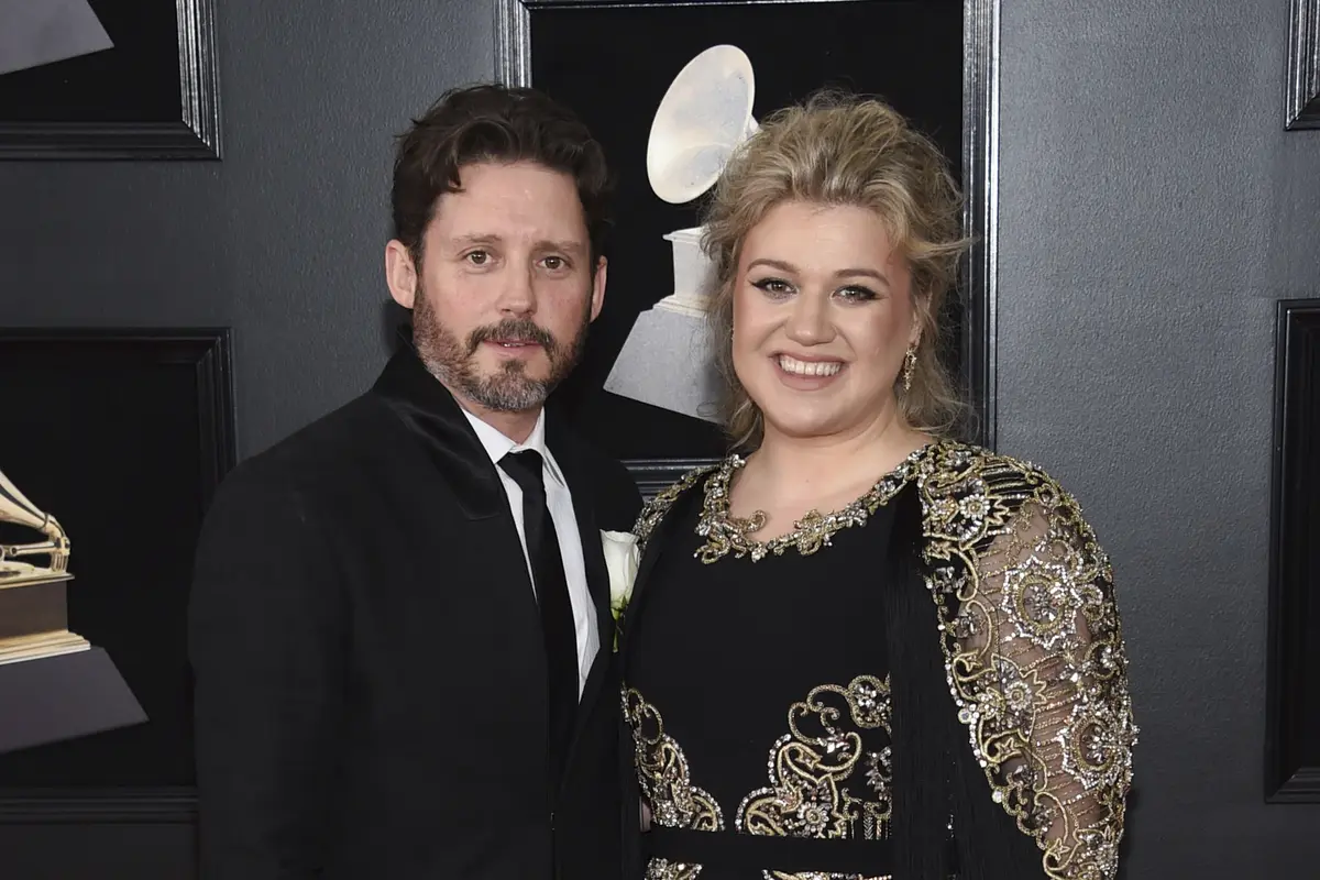 Kelly Clarkson dan Brandon Blackstock dalam 60th Grammy Awards. (Photo by Evan Agostini/Invision/AP, File)