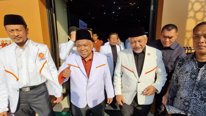 Ratusan Bakal Calon Anggota Dewan PKS Jawa Timur menerima SK dari Presiden PKS, Ahmad Syaikhu. (Istimewa).