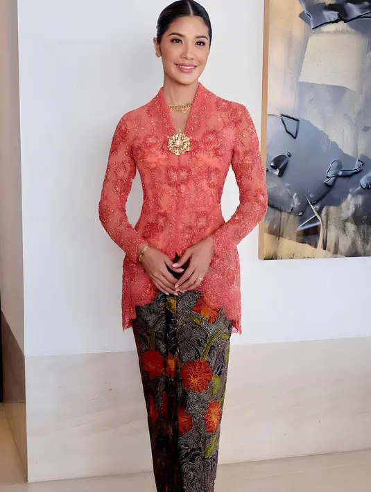 Penampilan ayu elegan Franka Makarim dibalut kebaya bernuansa merah-oranye. Kecantikannya semakin terpancar dengan padu padan kain batik bernuansa gelap yang serasi. [Foto: Instagram/frankamakarim]
