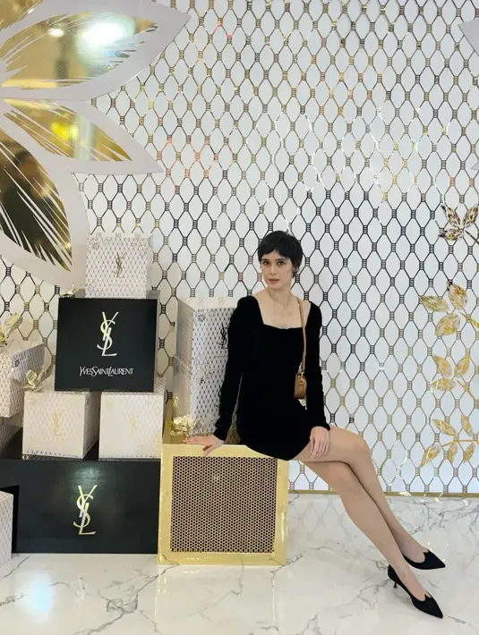 Gaya edgy Renata Kusmanto terlihat misterius dengan mini dress berkerah H dan heels hitam [@renata711]